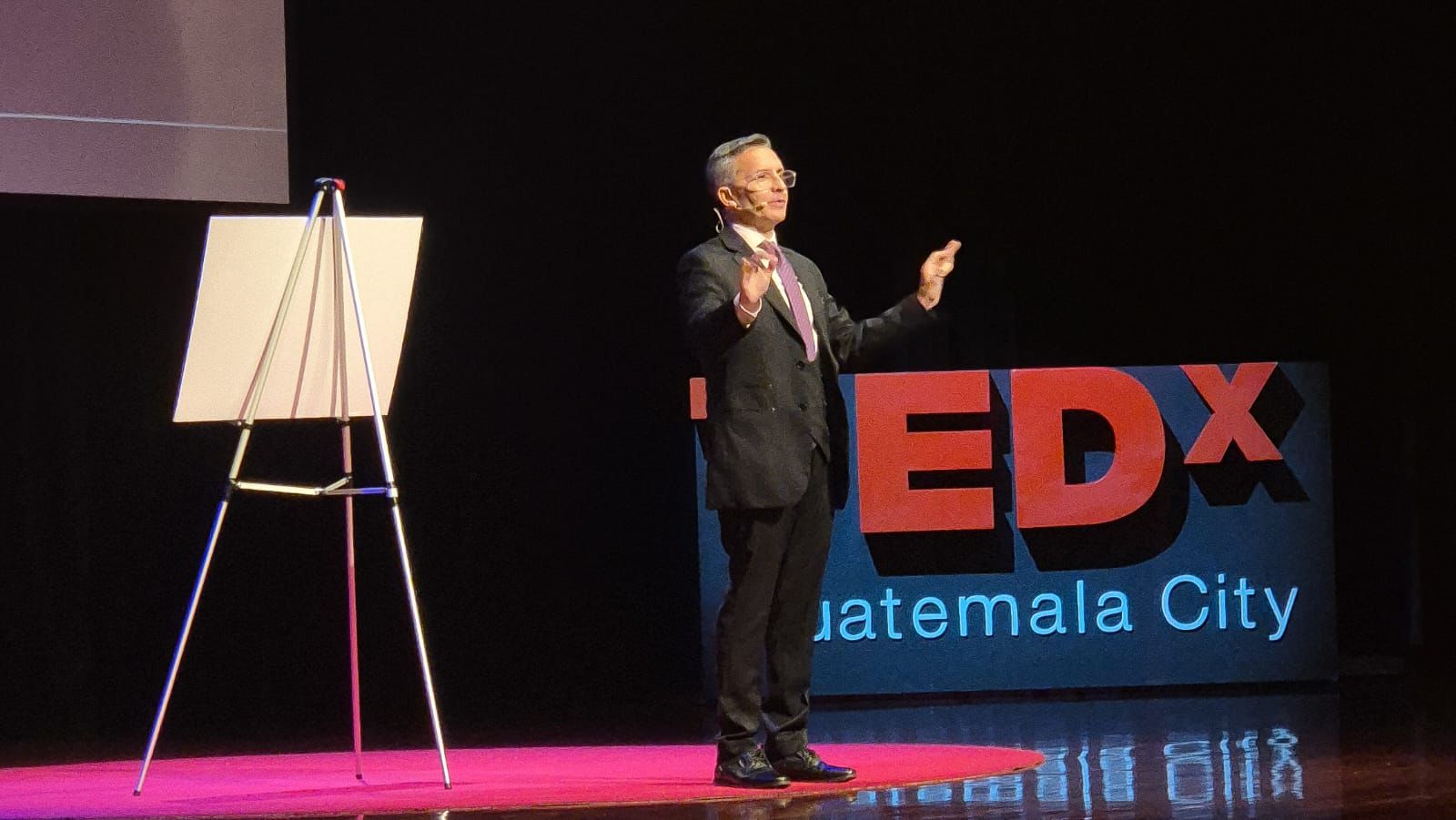 Diego Minevitz en escenario TEDx