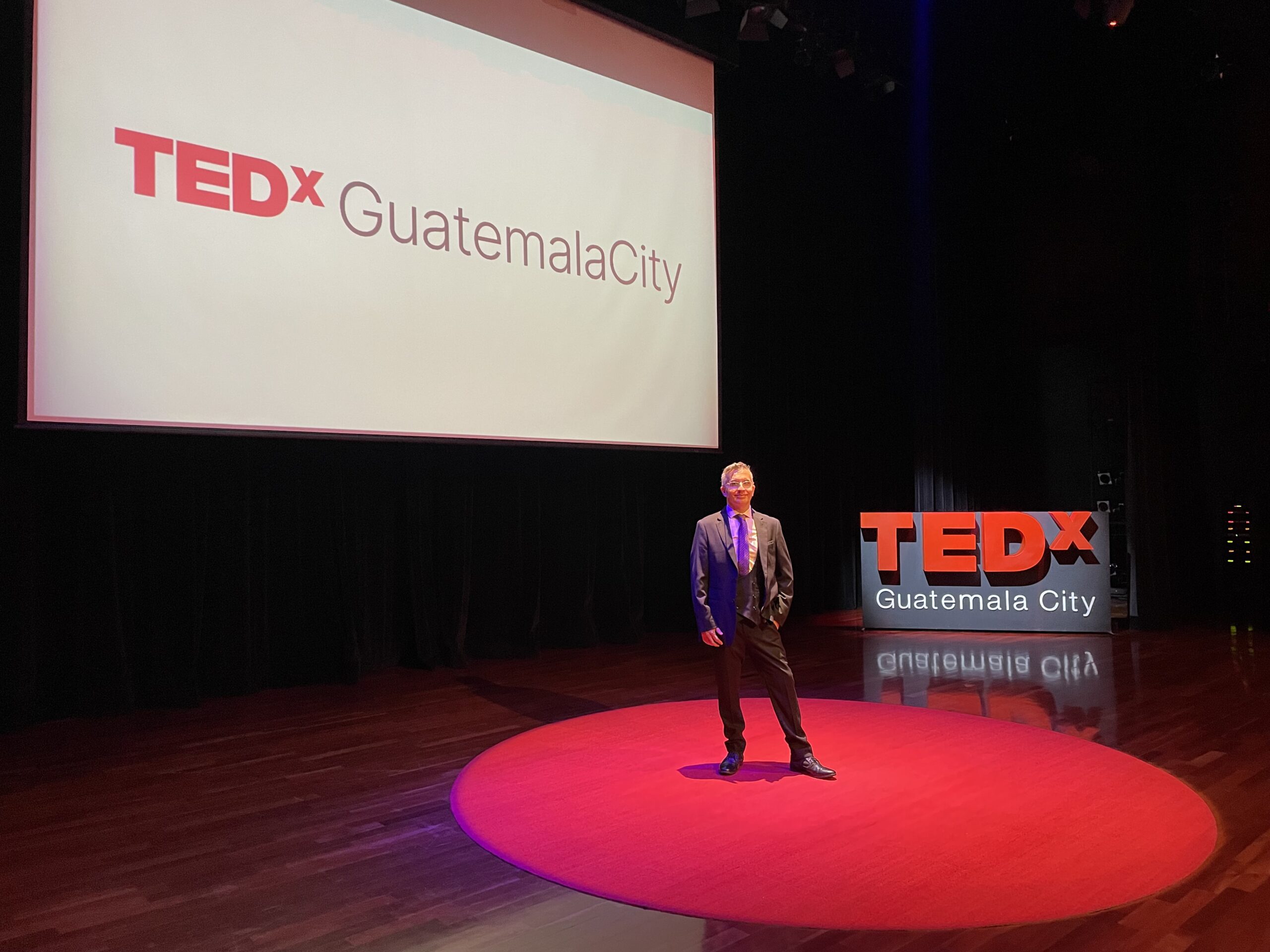 Diego Minevitz, speaker, sobre el escenario de TEDx Guatemala City compartiendo una idea