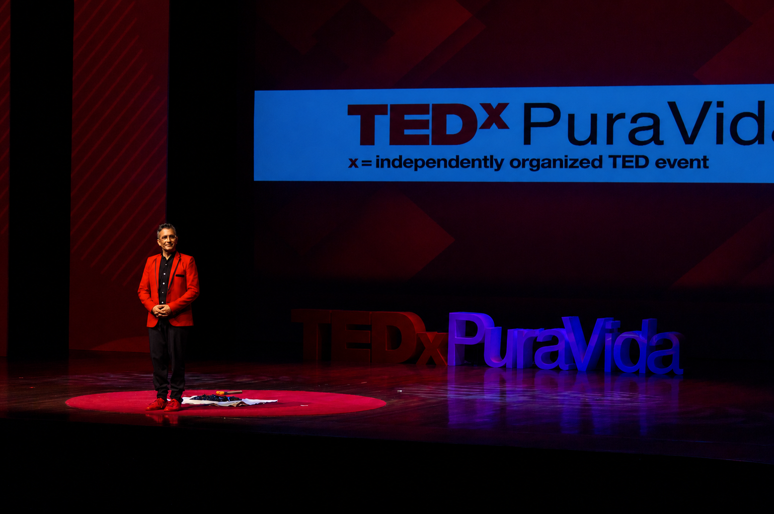 Diego Minevitz, speaker, sobre el escenario de TEDx Pura Vida compartiendo una idea