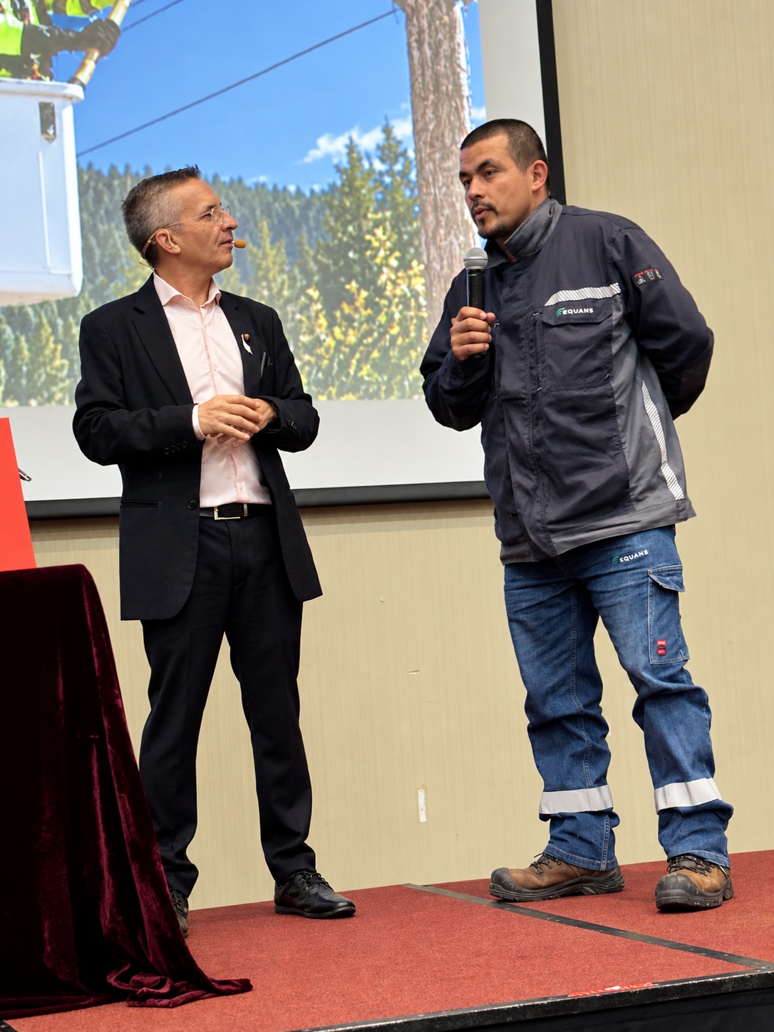 Diego escucha a un trabajador que comparte su experiencia durante una conferencia de seguridad